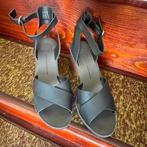 New Never worn Sz 9 Dolce Vita sandal